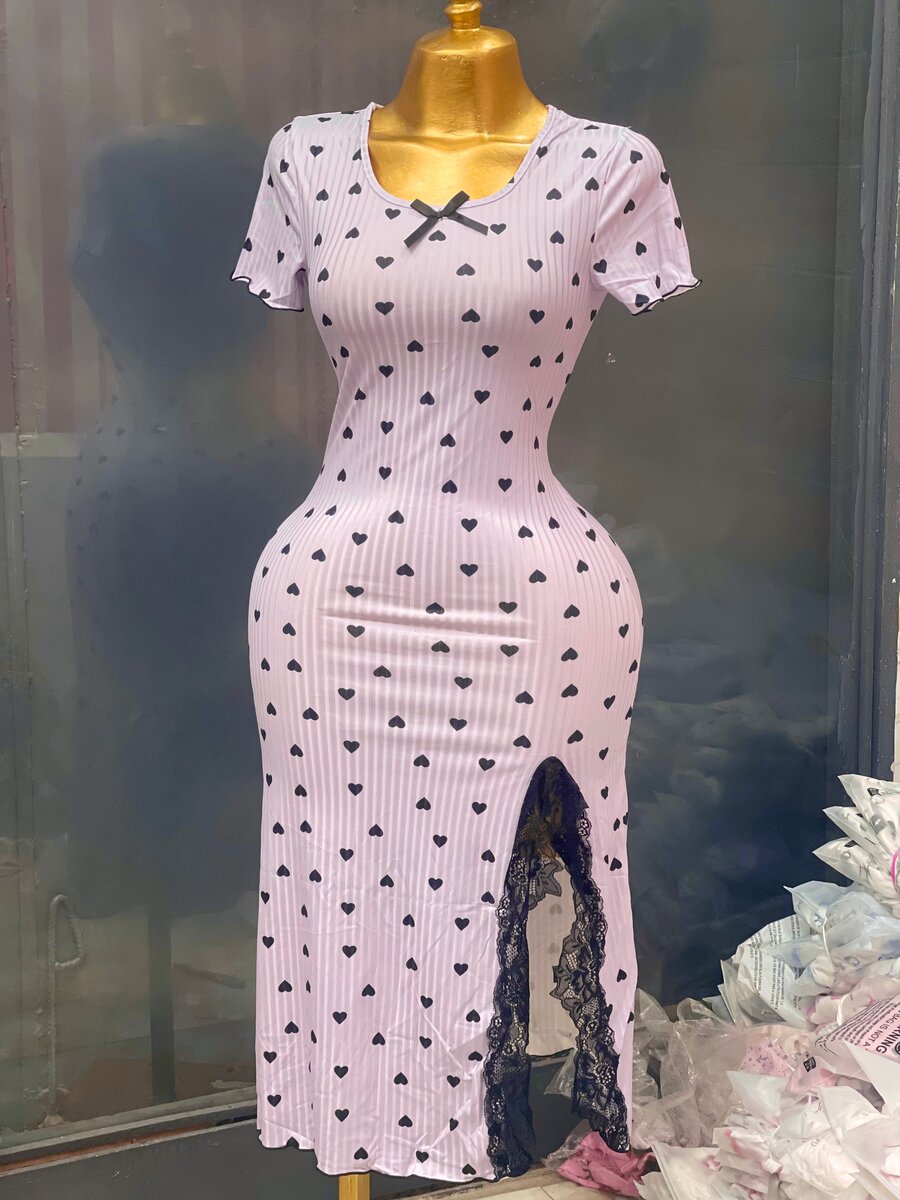 Robe moulante cœur fendue dentelle