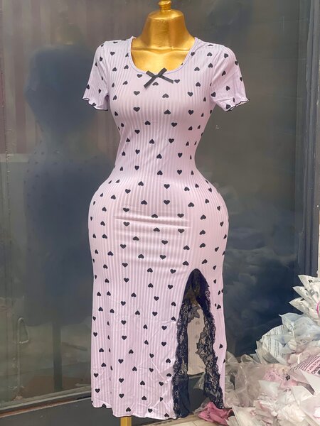 Robe moulante cœur fendue dentelle