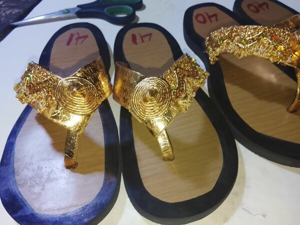 Sandales dorées élégantes