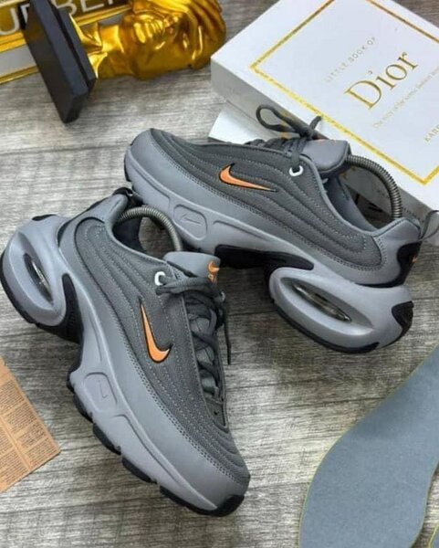 Baskets élégantes grises