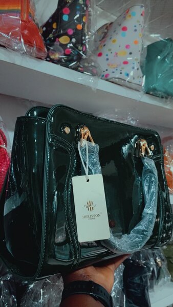 Sac à main en cuir verni