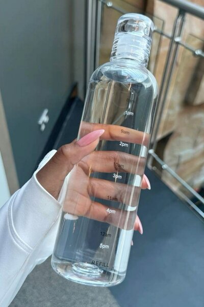 Bouteille d'eau transparente avec échelle de mesure
