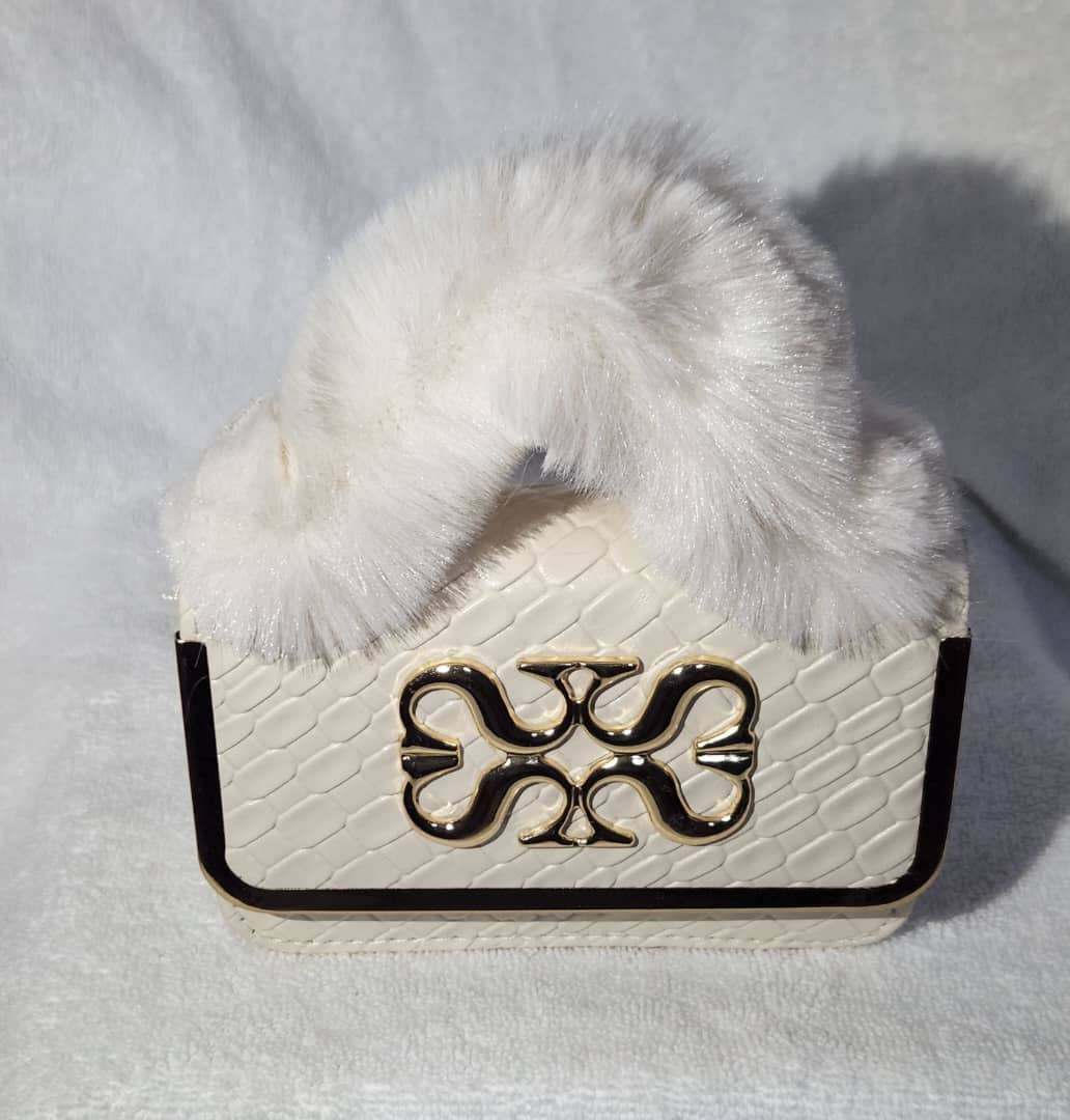 Sac à main élégant en fausse fourrure