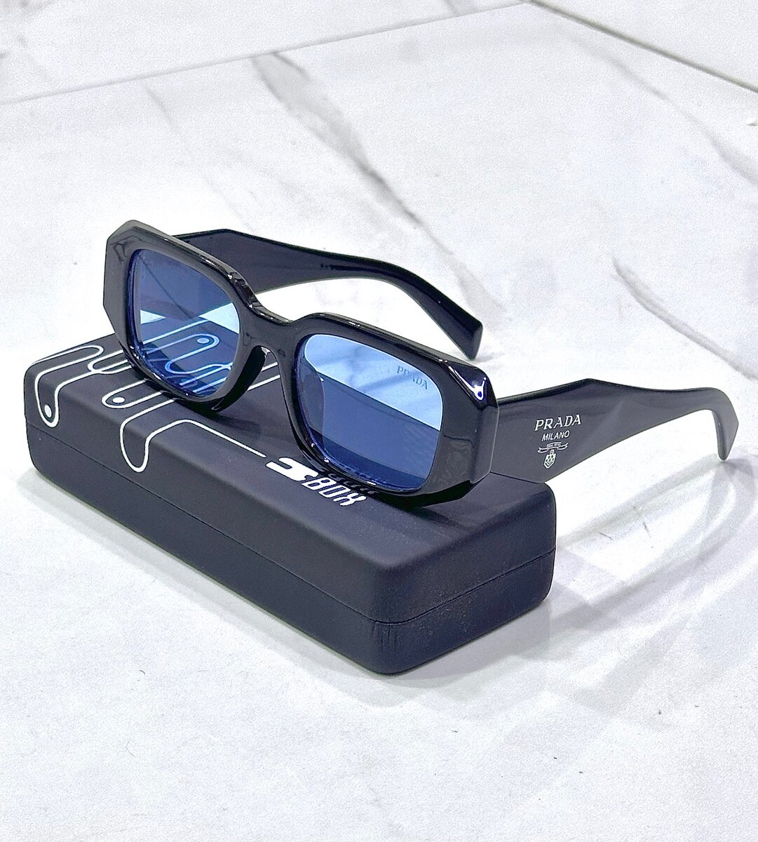Lunettes de soleil Prada noires