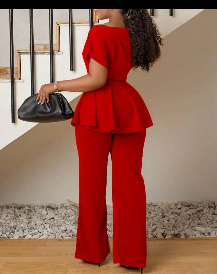 Combinaison rouge élégante femme