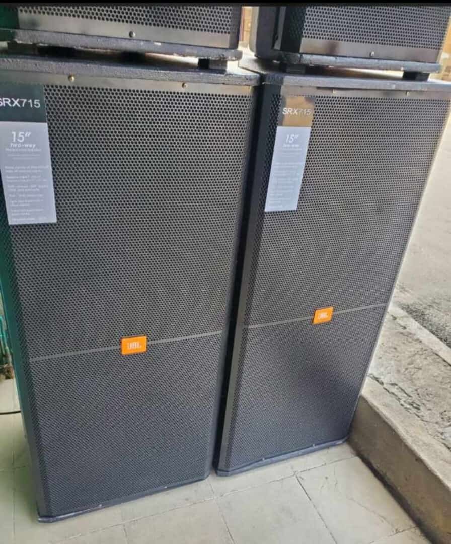 Deux enceintes colonnes JBL