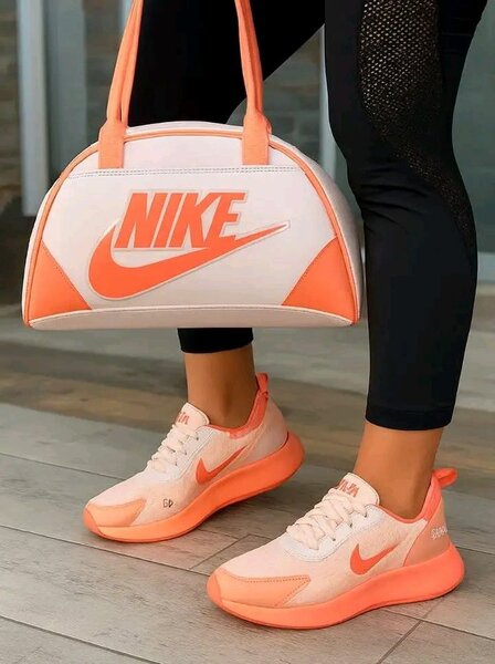 Sneakers et Sac à dos Nike Colorés