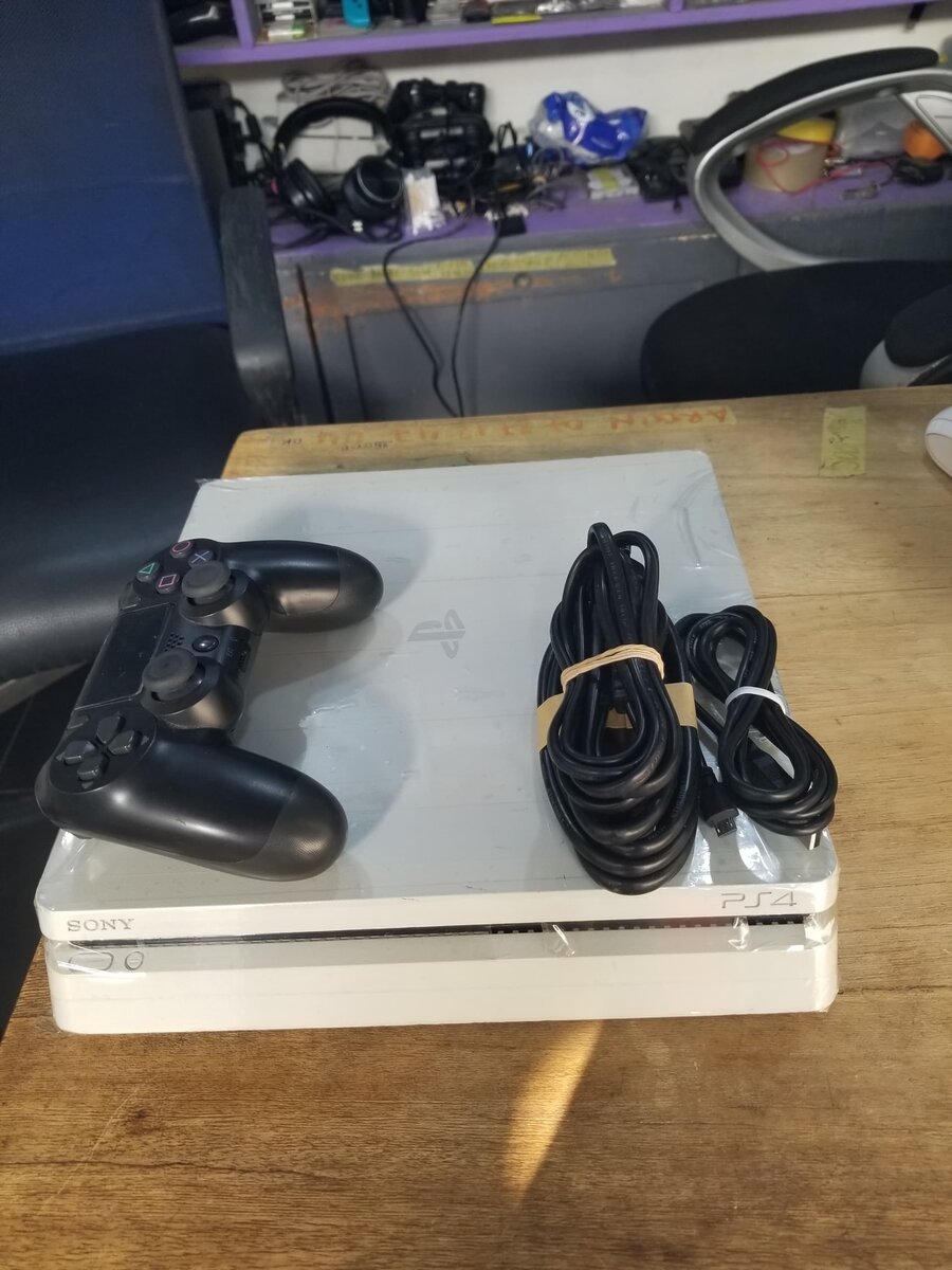 Console PS4 avec manette