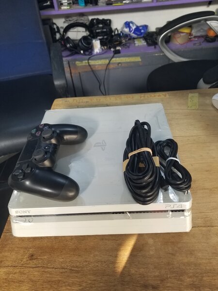 Console PS4 avec manette