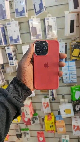 Apple iPhone avec coque rouge