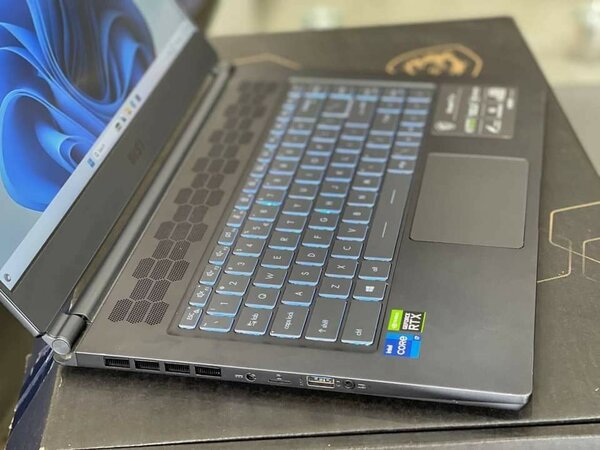 MSI stealth 15M B12UE Core i7 *gaming*