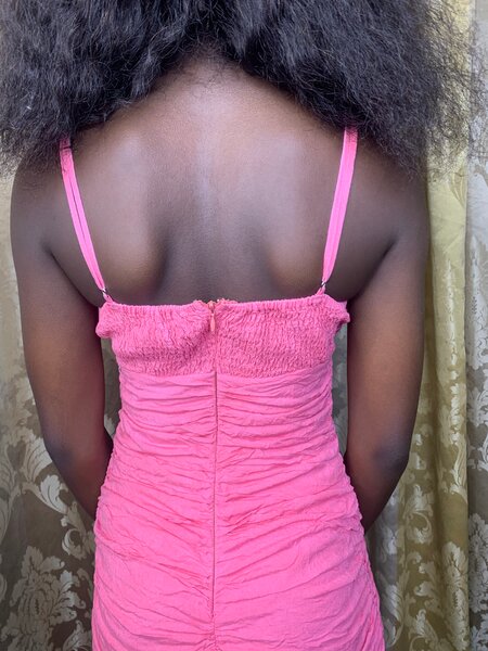 Robe rose froncée élégante