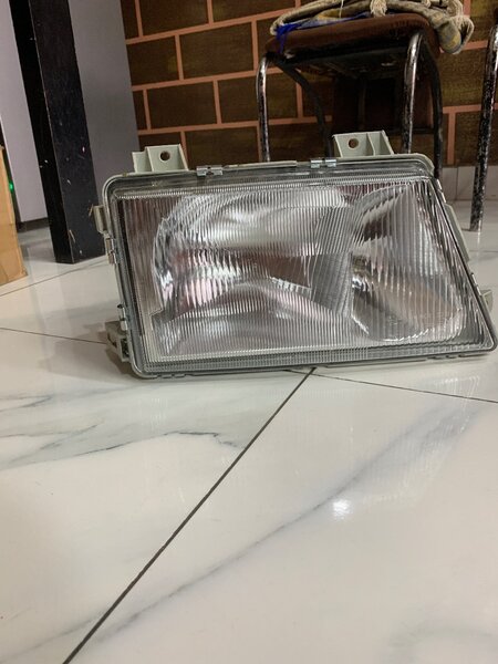 Phare avant de voiture