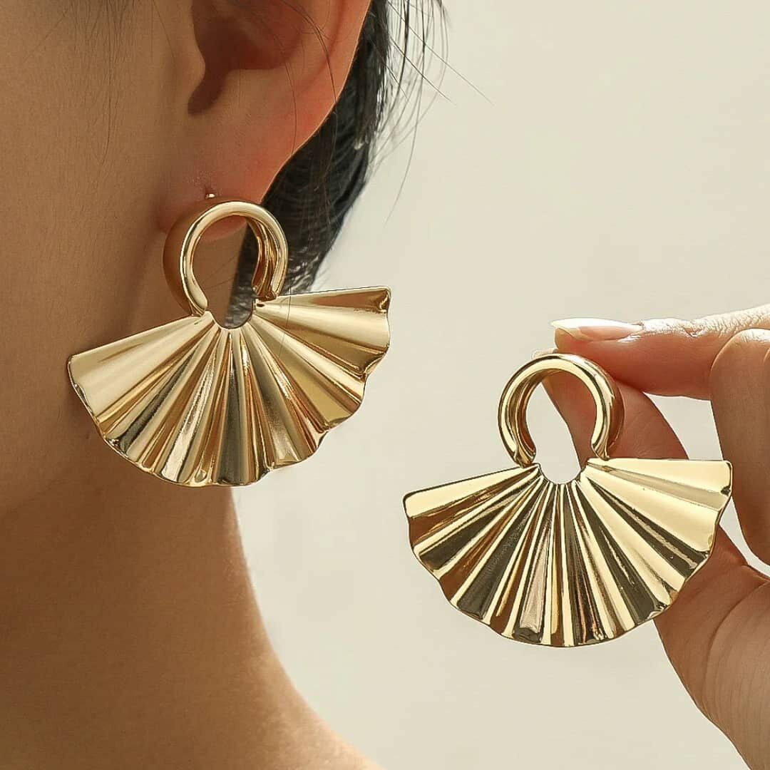 Boucles d'oreilles dorées modernes