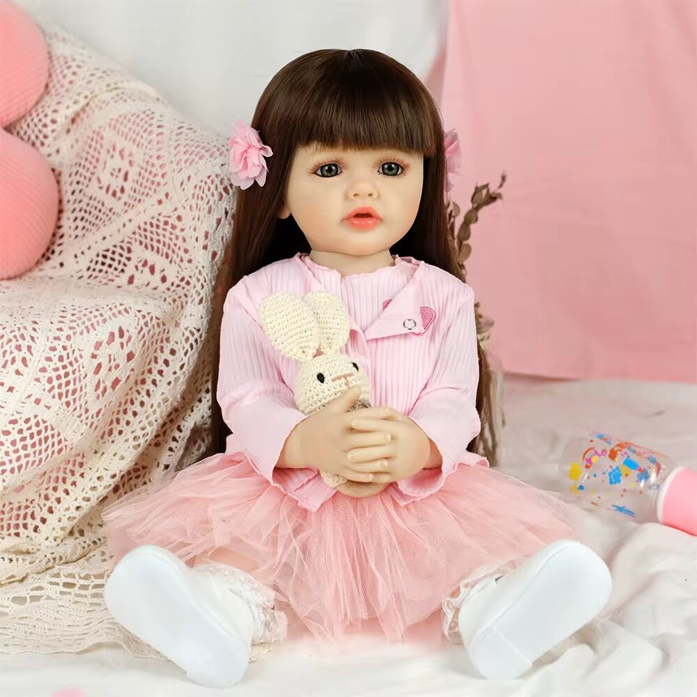 Poupon réaliste en robe rose
