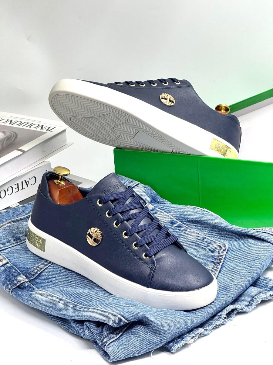 TIMBERLAND NAVY AND WHITE