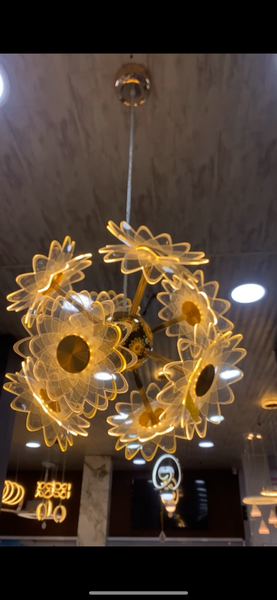 Lustre à suspendre dorée fleur