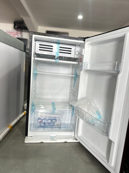 Mini-réfrigérateur compact moderne