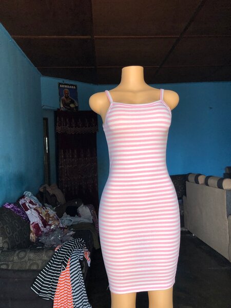 Robe moulante rayée