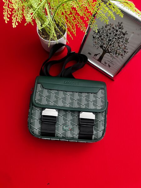 Sacoche Lacoste élégante