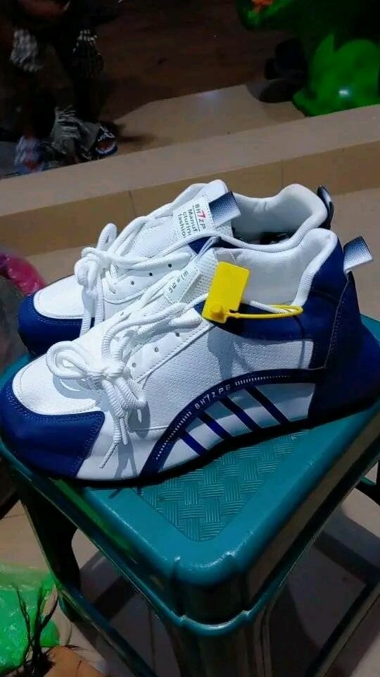 Chaussures Adidas blanches et bleues