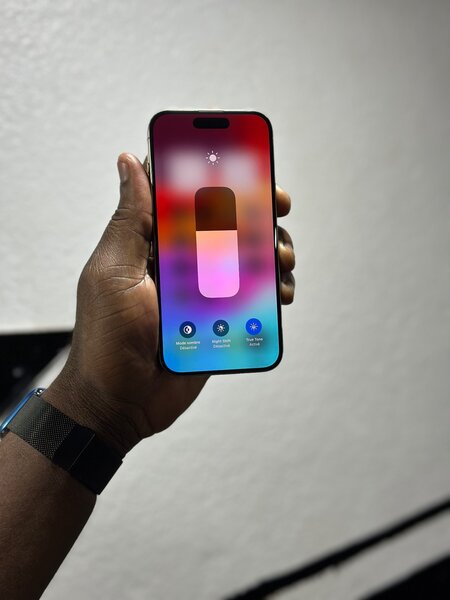 iPhone 15 pro 128Go CE avec carton appareil sous garantie