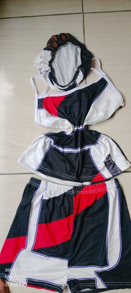 Ensemble bikini avec cagoule