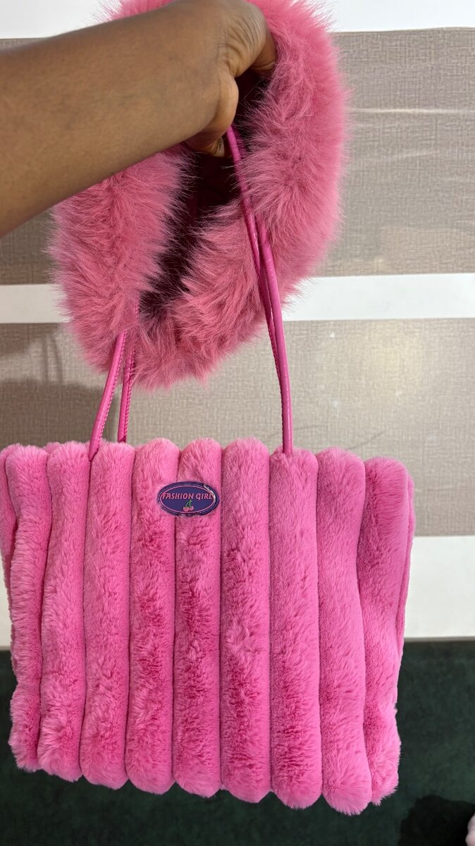 Sac à main en peluche rose