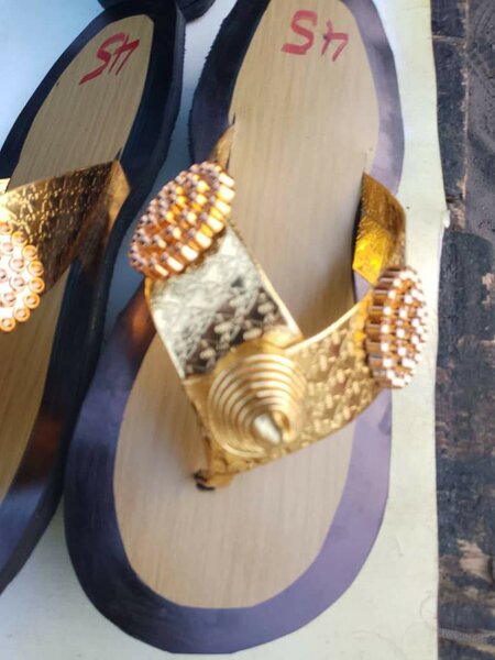 Sandales africaines dorées