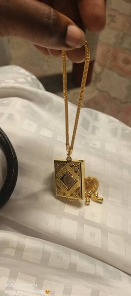 Pendentif livre religieux doré