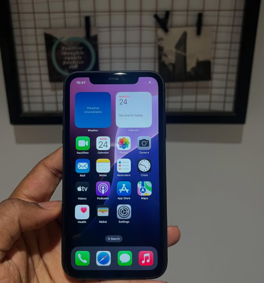 iPhone 11  128GB (Super Neat!)