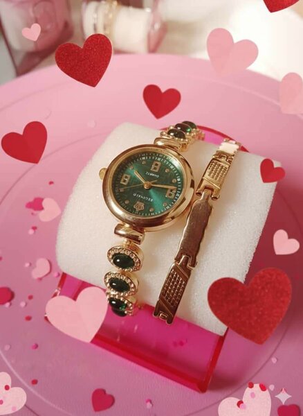 Montre élégante femme dorée