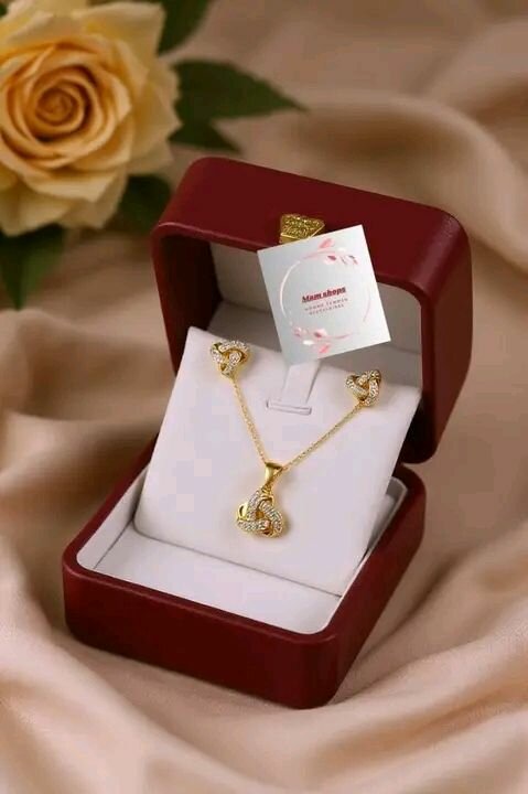 Ensemble collier et boucles d'oreilles luxe