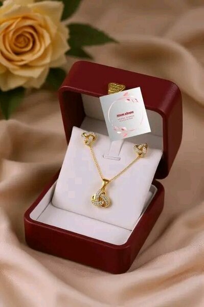 Ensemble collier et boucles d'oreilles luxe