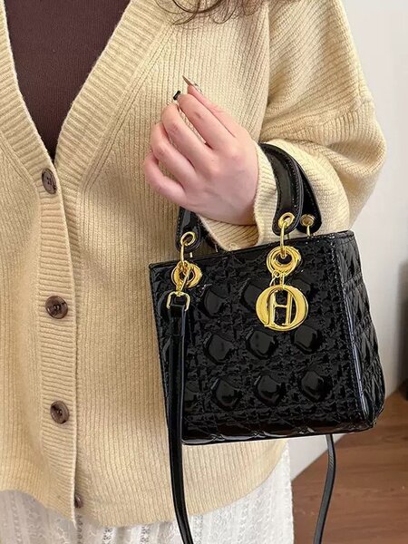 Sac à main élégant verni