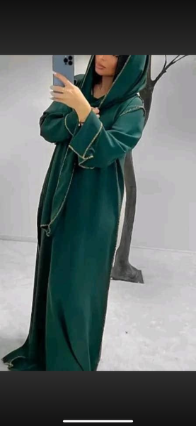 Robe Longue Verte à Capuche