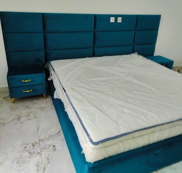 Lit double en velours turquoise