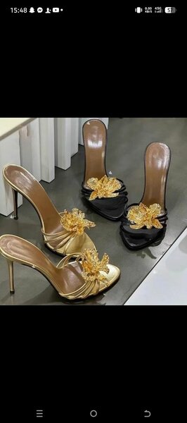 Sandales à talons dorées