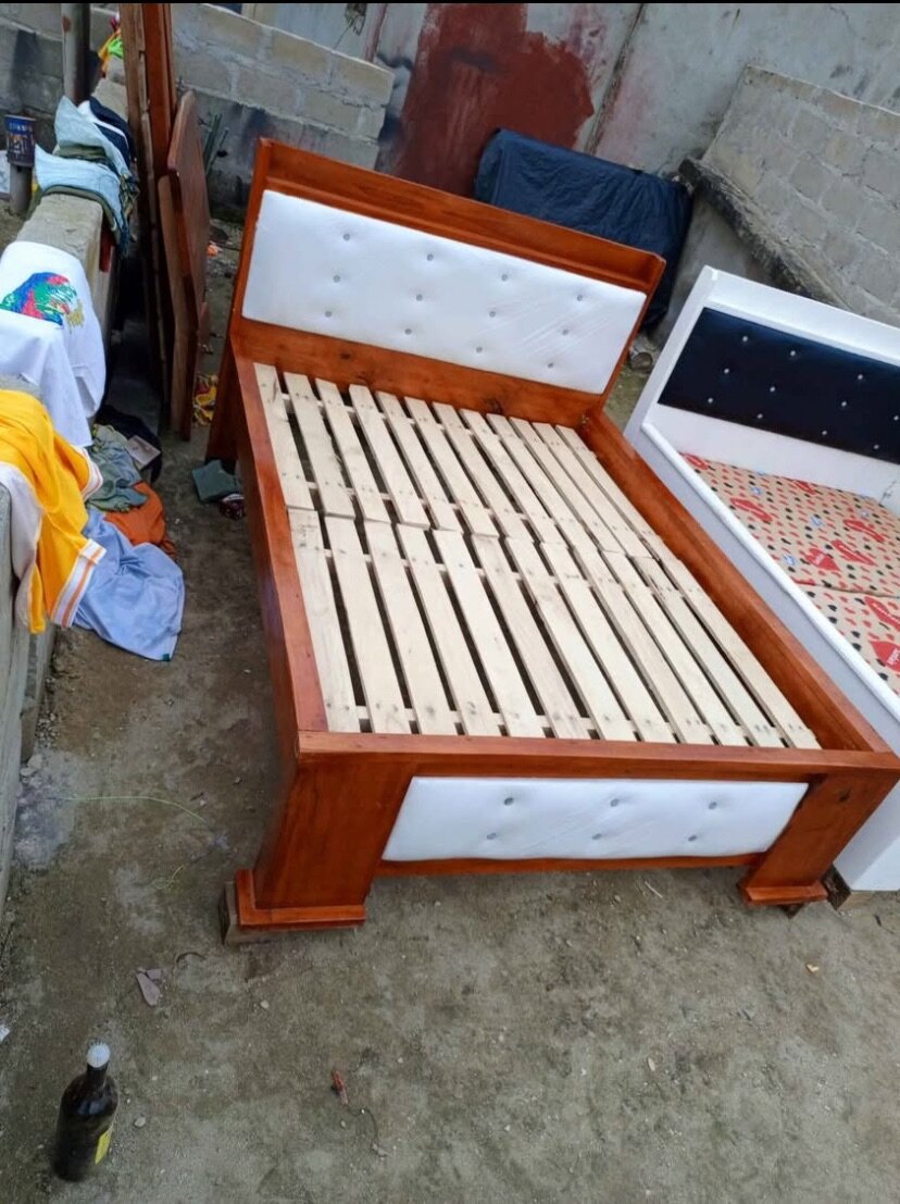 Lit Double en Bois Élégant