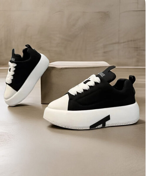 Chaussures de sport noires et blanches