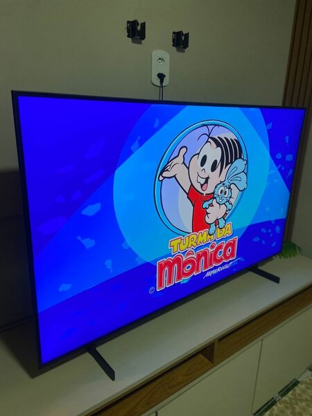 Télévision écran large 4K UHD