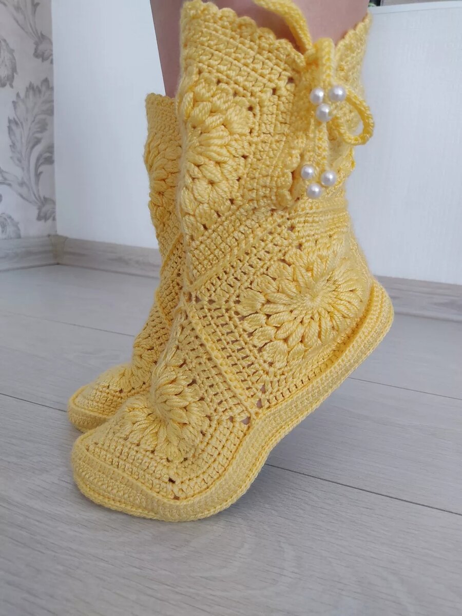 Домашние вязанные сапожки женские