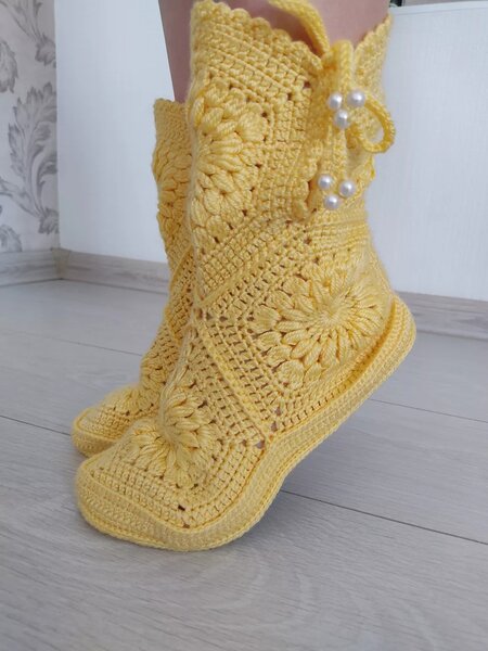 Домашние вязанные сапожки женские