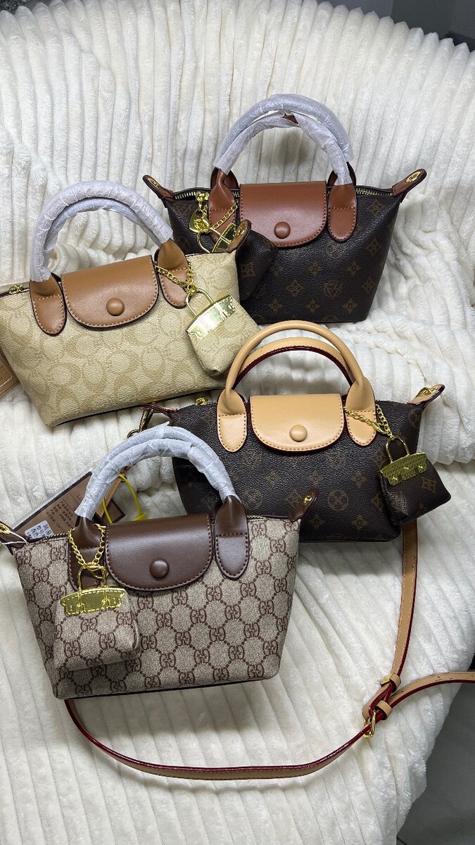 Сумки выполнены в стиле Longchamp Le Pliage,