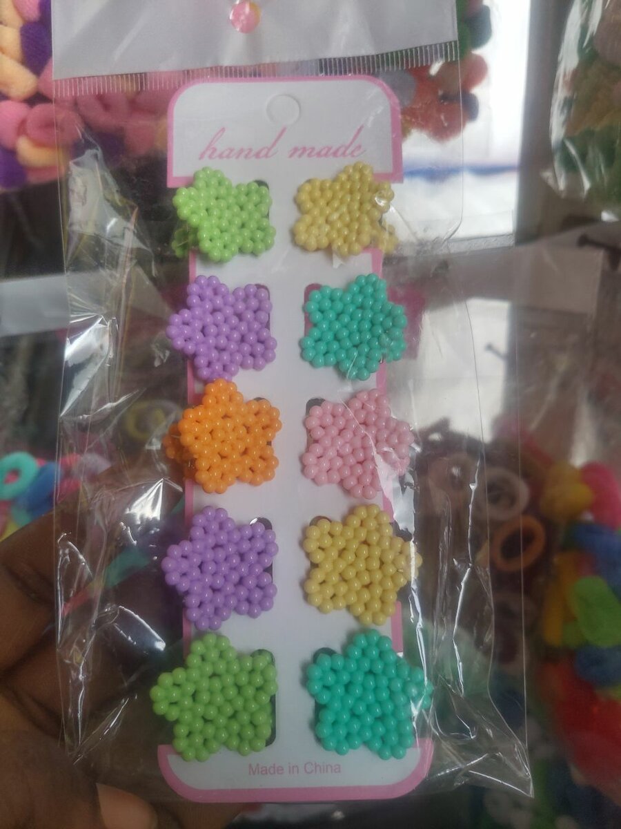 Décorations florales en perles colorées