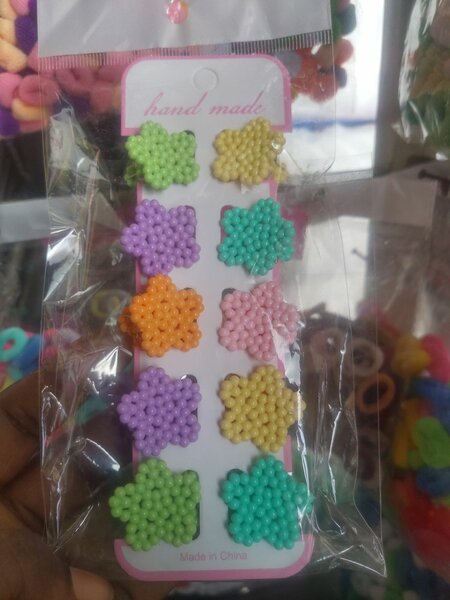 Décorations florales en perles colorées