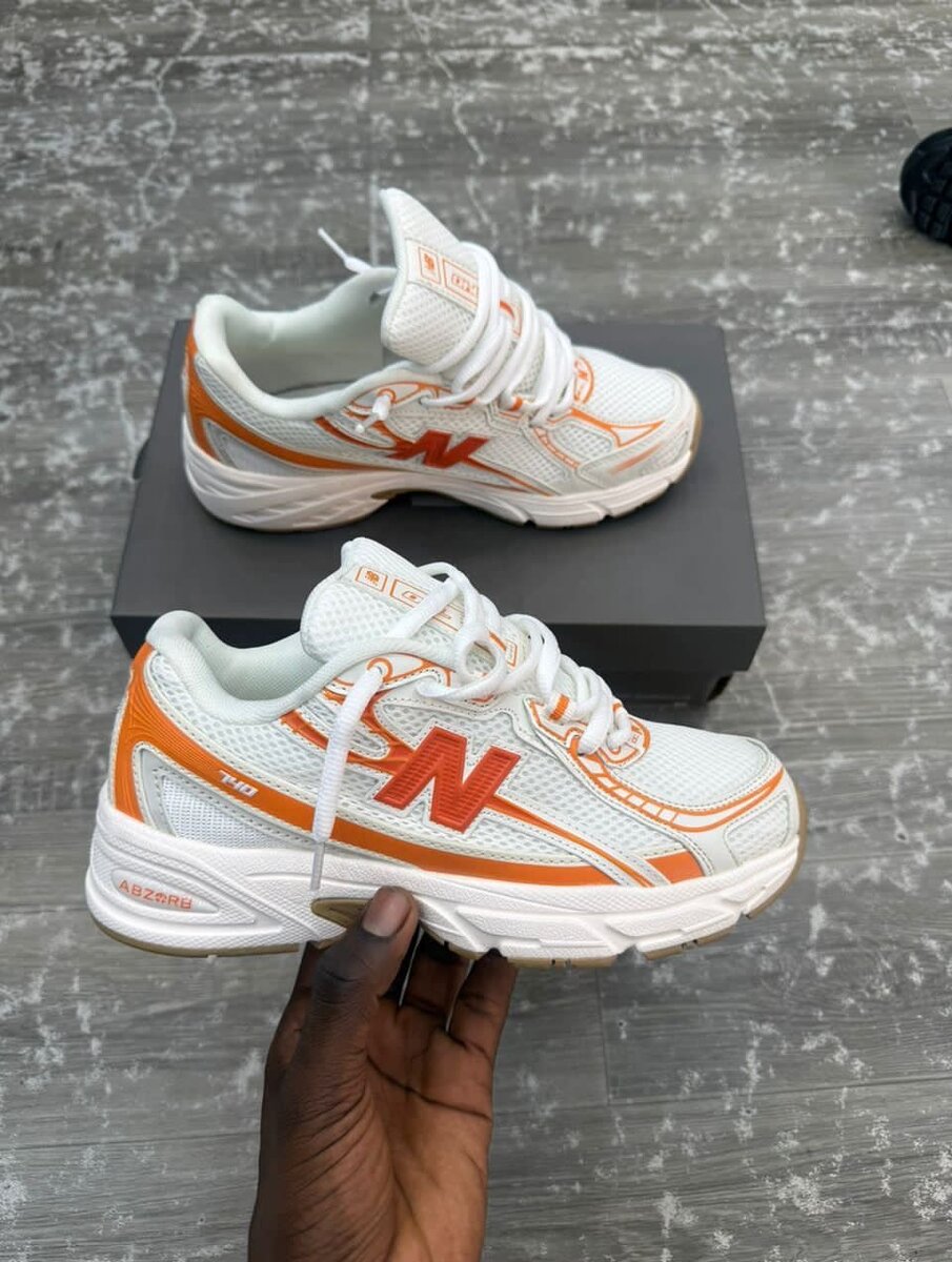 Baskets blanches et oranges