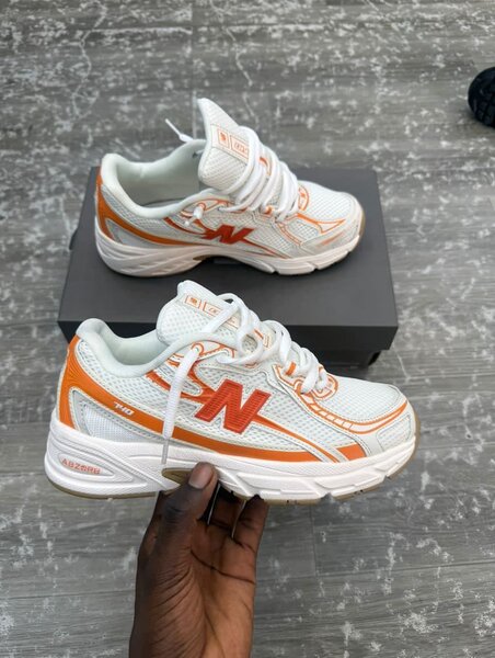 Baskets blanches et oranges