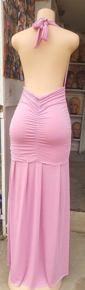 Robe longue rose échancrée