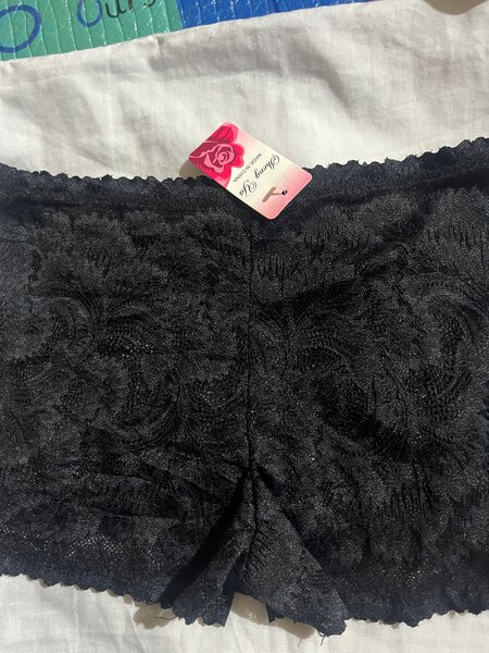 Culotte en dentelle noire